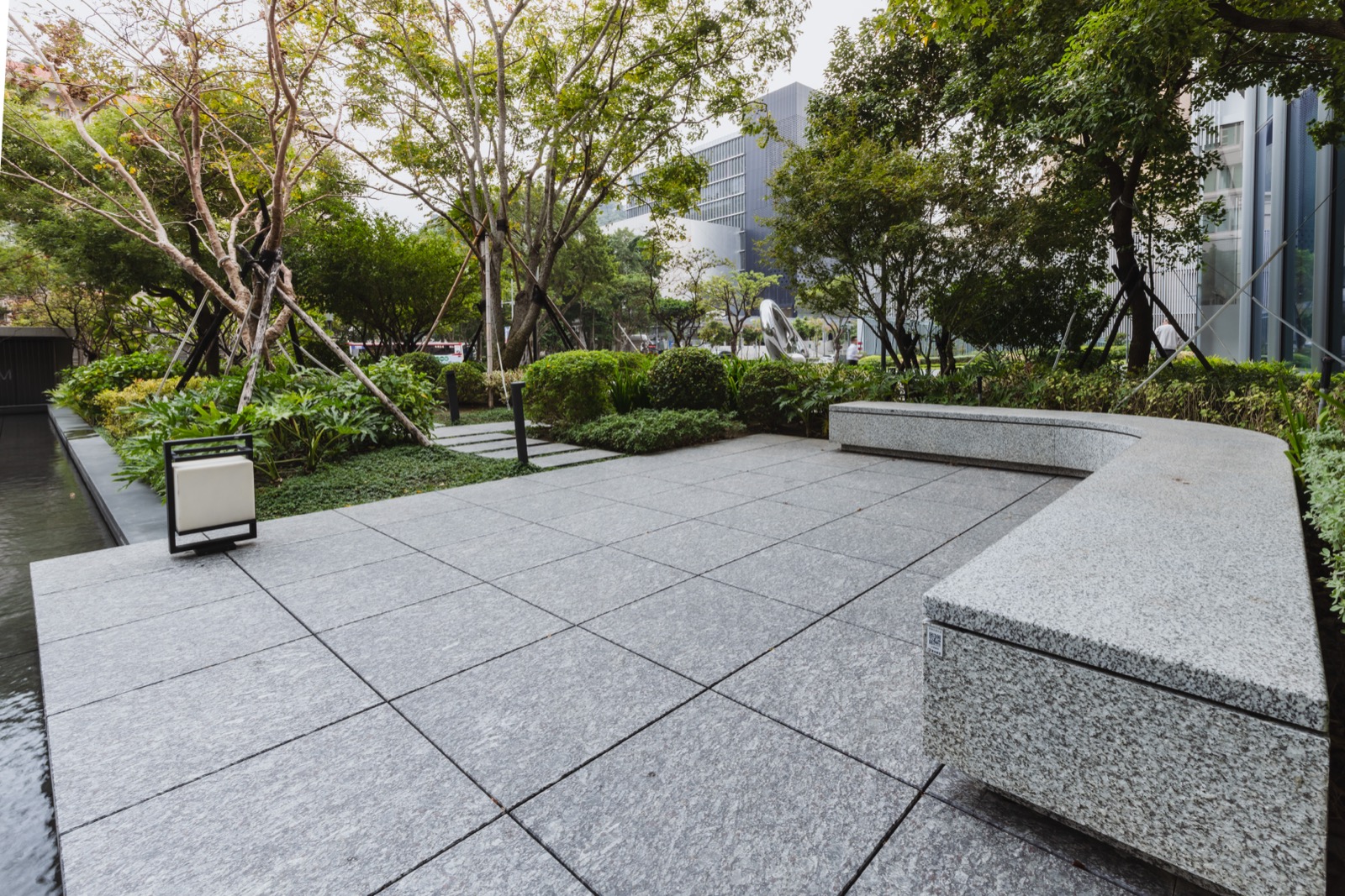 CAAM 承德 168 — 戶外庭園石材座椅與植栽