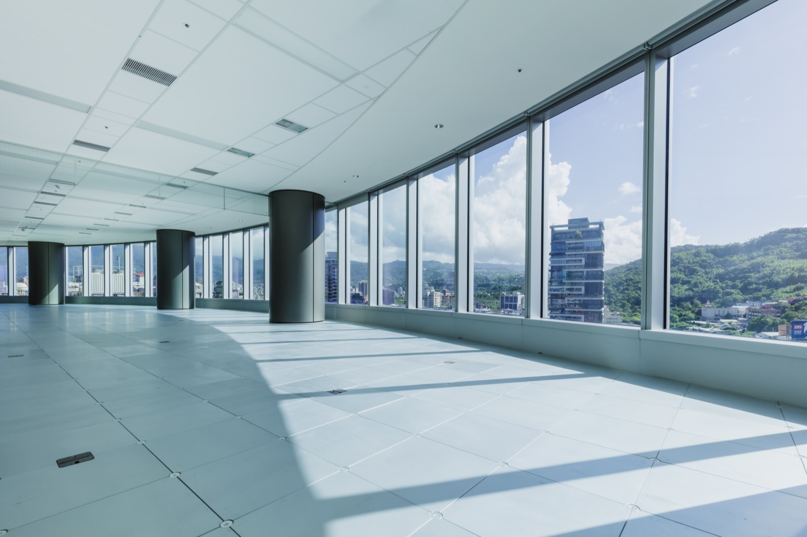 Regus 共享辦公室示意 — 高樓層自然採光辦公空間